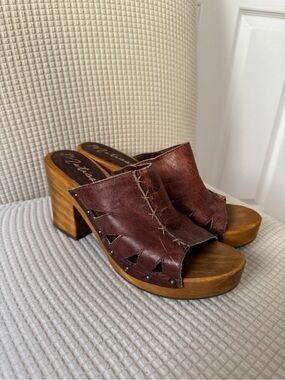 Matisse Kara Clog Studded Genuine Leather / Wood Mules Brown.